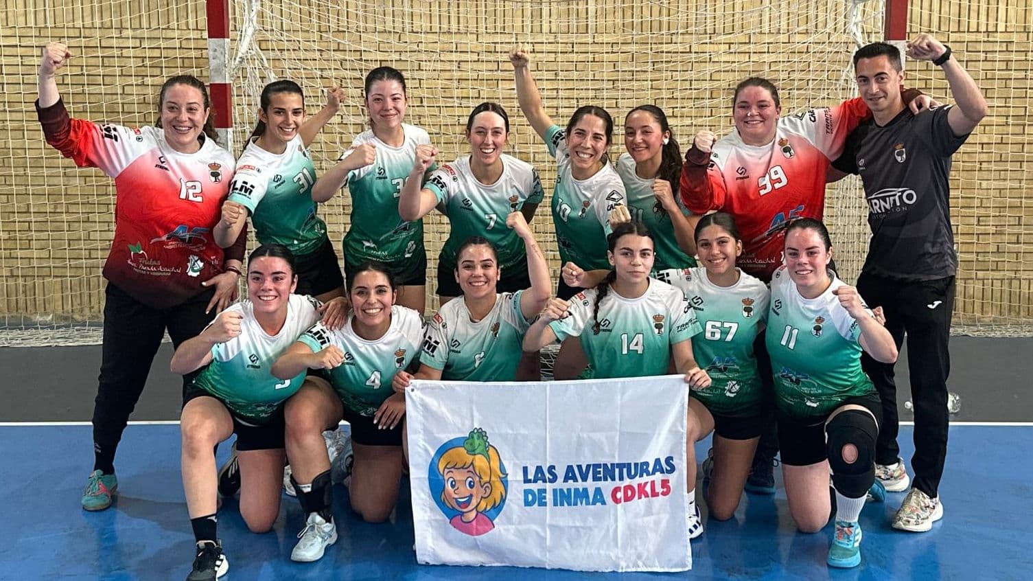 Jugadoras del EMD Aceuchal celebrando el título antes de disputar la fase de ascenso a División de Honor Plata Femenina