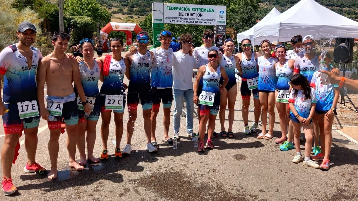 Deportistas del TriBarros VCA celebrando sus podios en el V Triatlón SuperSprint Playa de Peloche