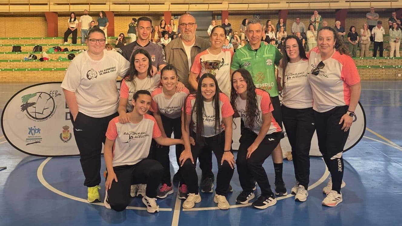 Jugadoras del EMD Aceuchal celebrando la Copa Extremadura Senior femenina
