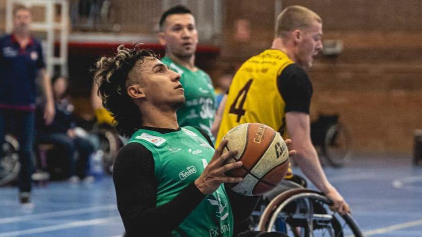 Equipo de Mideba Extremadura agradeciendo el apoyo de la grada tras cerrar la temporada