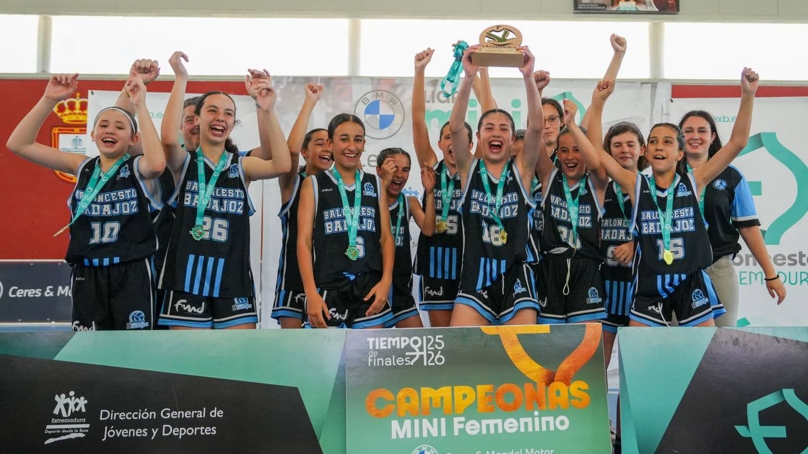 Jugadoras de El Templo Catering BB celebrando el título de la Liga Mini Femenina