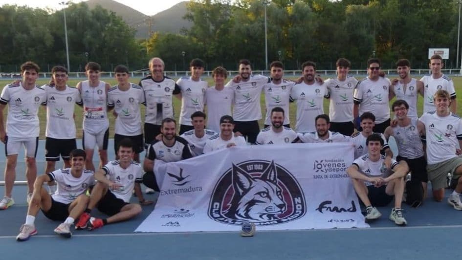 Atletas del Maven - Club Atletismo Badajoz celebran la permanencia en Primera División