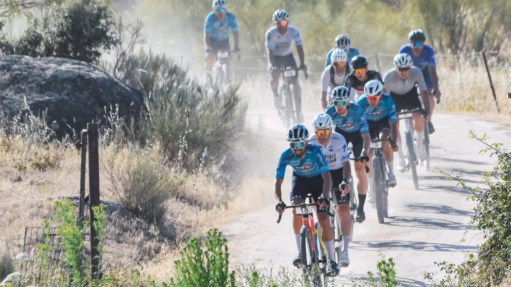 Participantes de la 34 AC Gravel Race durante el recorrido por Cáceres