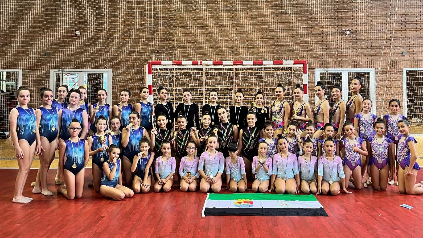 Gimnastas del Gimnástico Almendralejo con sus medallas en los Judex