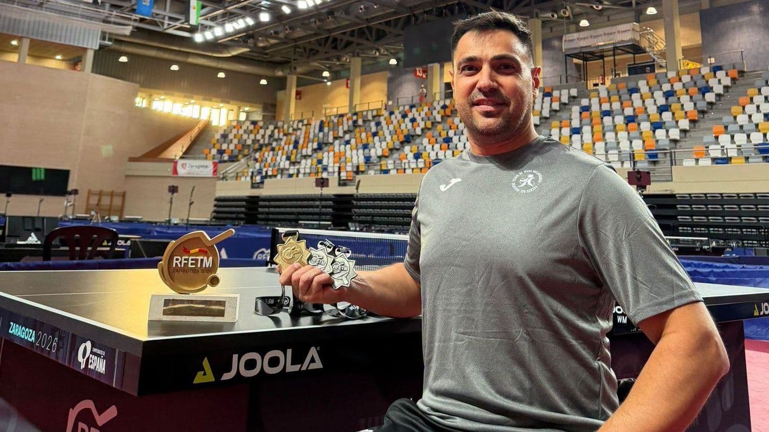 Francisco Javier López Sayago posa con sus tres medallas del Campeonato de España en Zaragoza