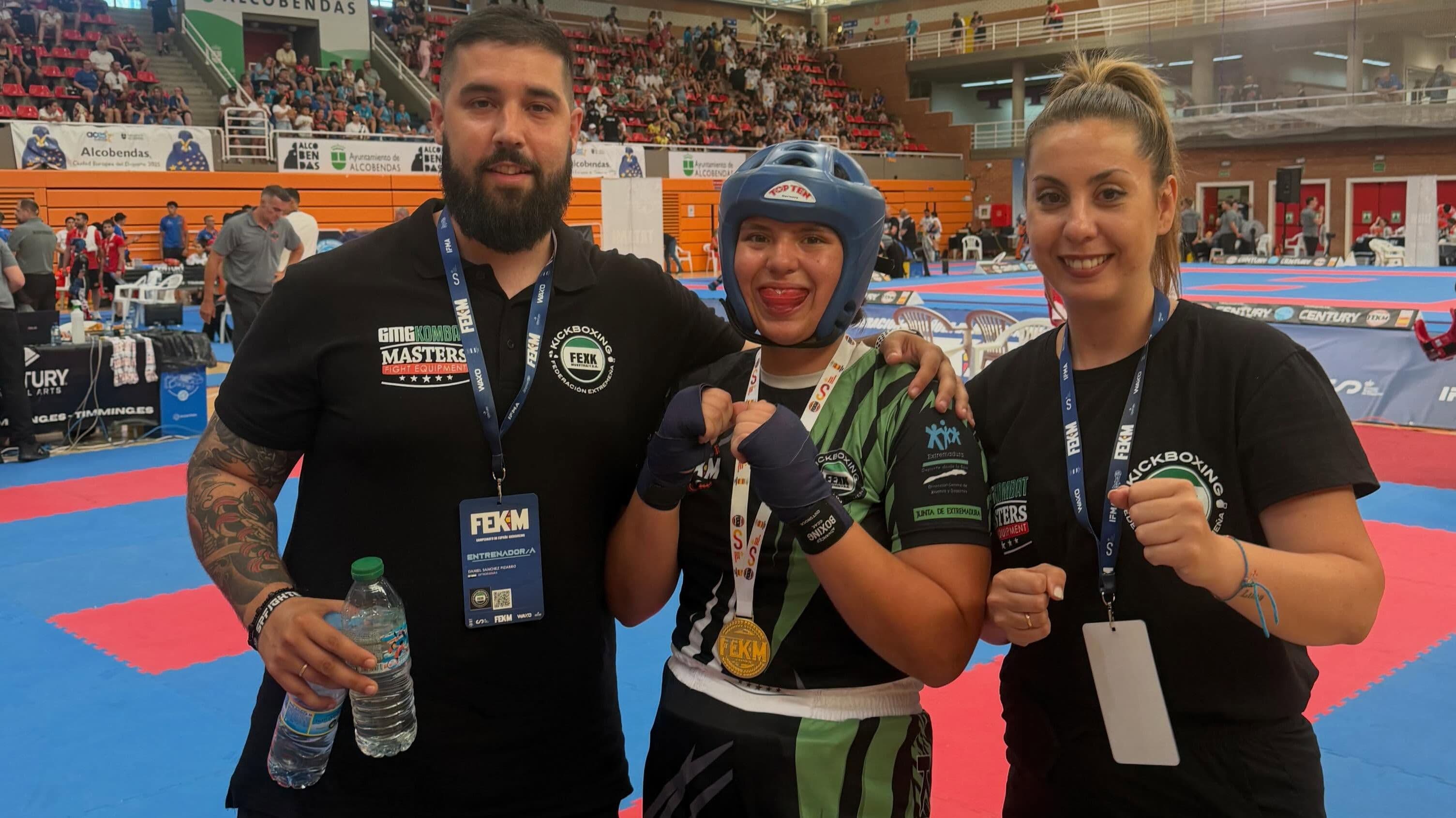 La placentina Jara Blázquez conquista dos títulos nacionales de kickboxing en Alcobendas