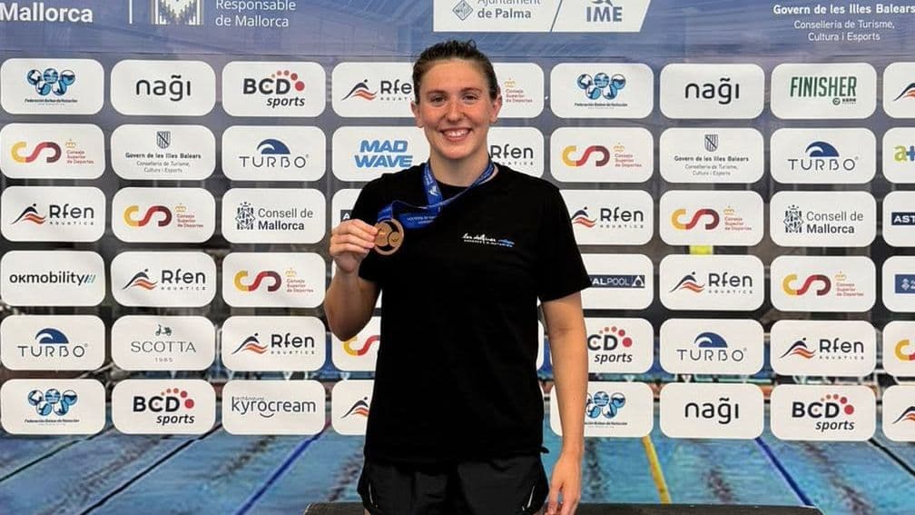 Elena Liarte, del Cáceres Los Delfines, conquista el oro nacional sub-20 de natación y bate dos veces el récord de Extremadura