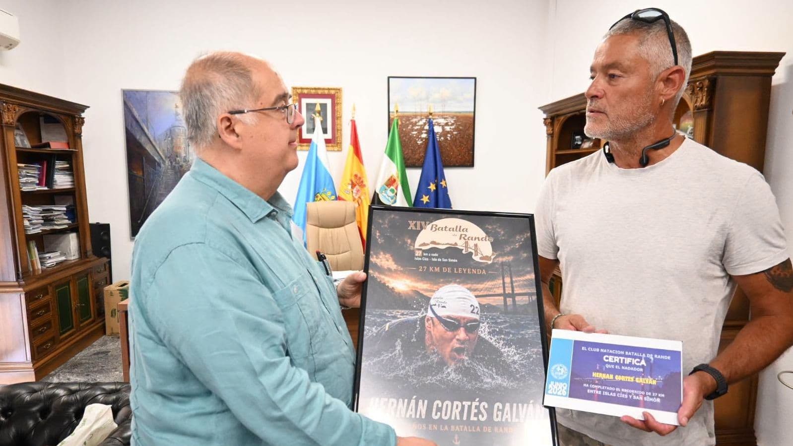 Hernán Cortés recibe el reconocimiento del alcalde y el concejal de Deportes de Zafra