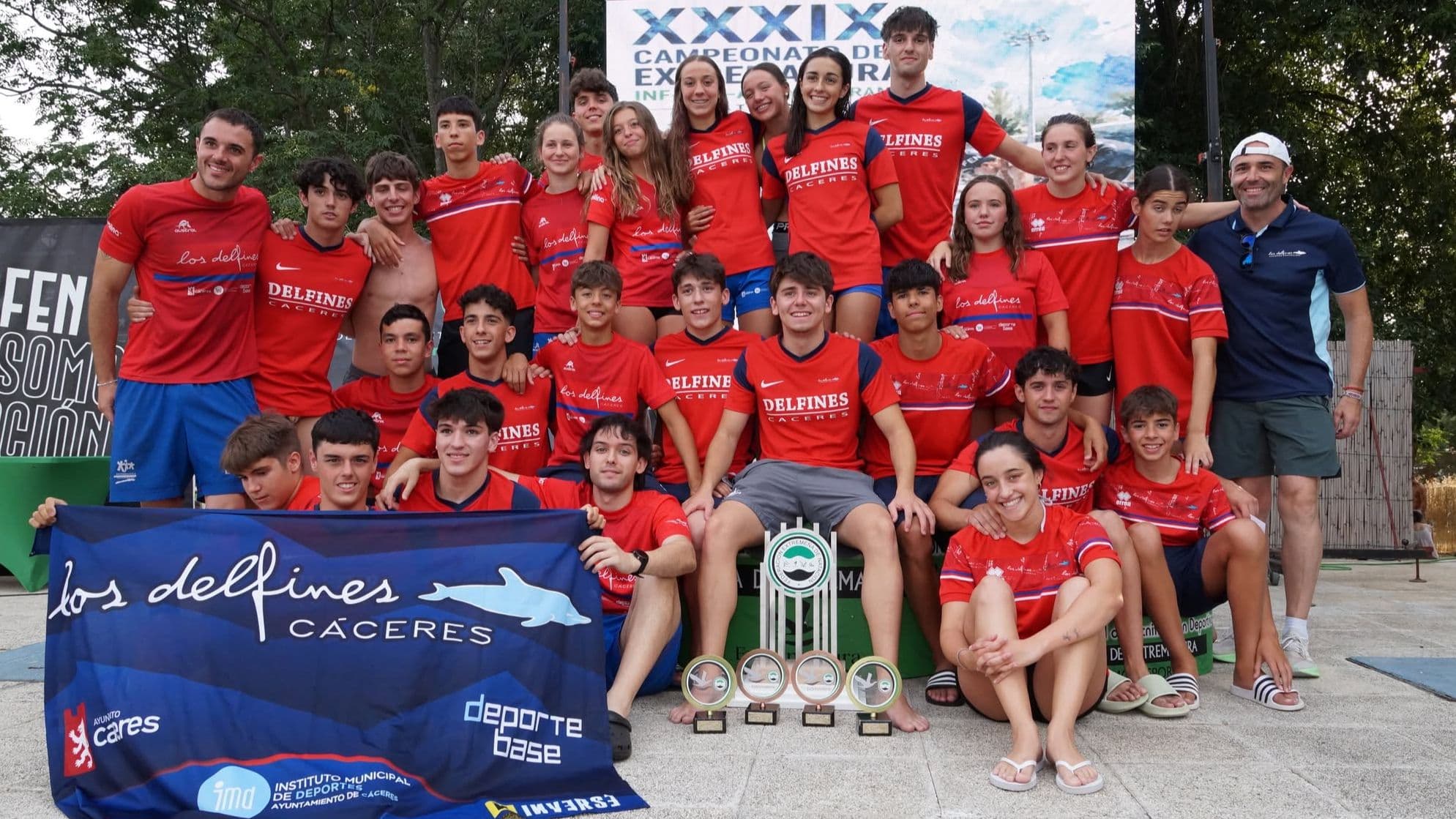 Nadadores del Club Los Delfines celebran el título absoluto de verano en Casar de Cáceres