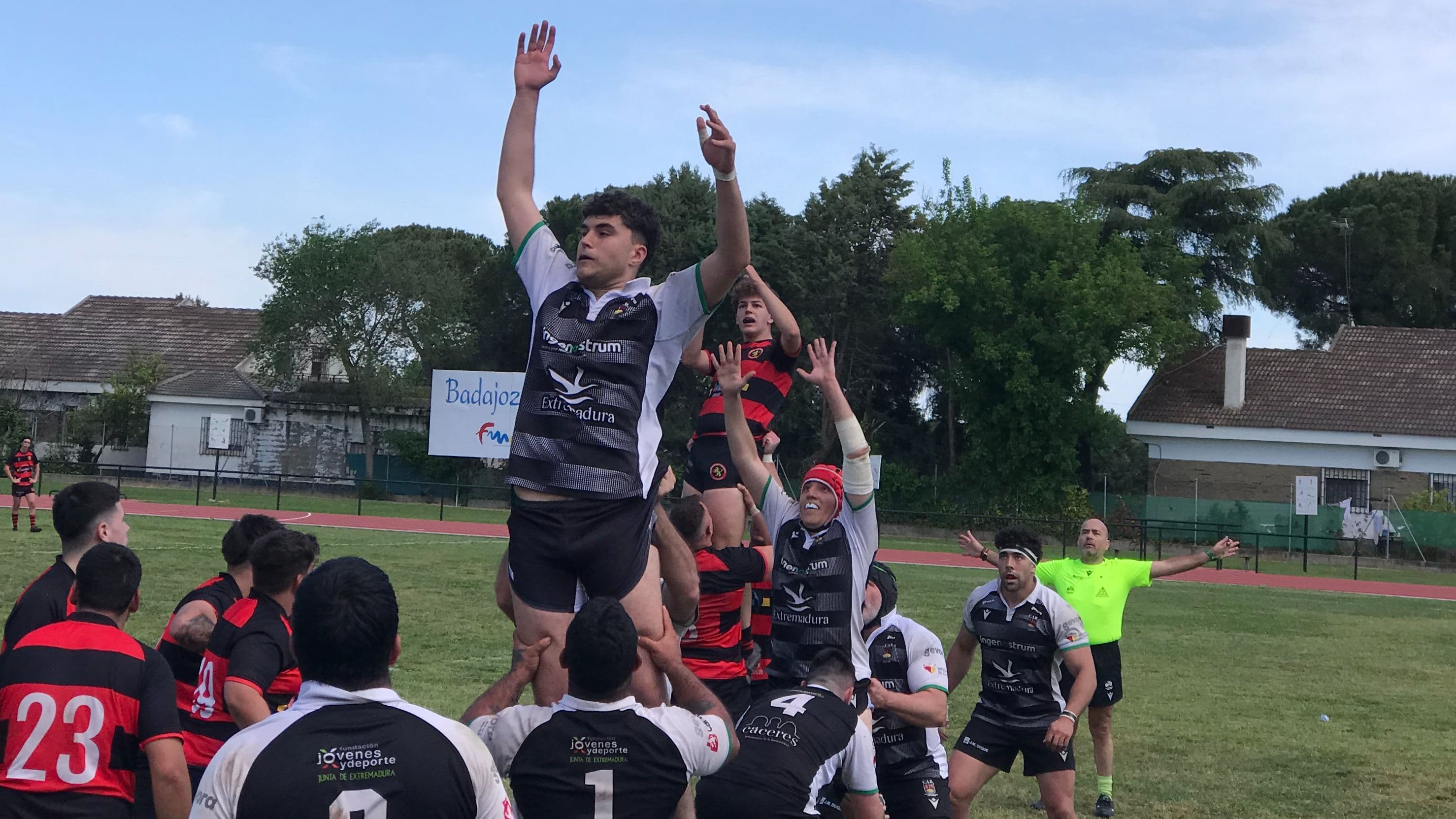 Acción del partido de rugby entre el CR Badajoz y el CAR Cáceres.
