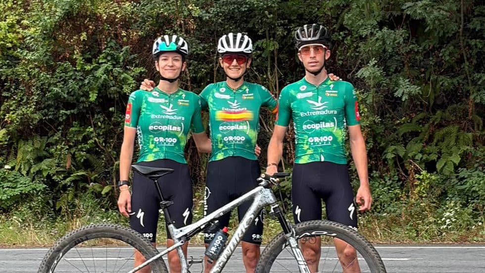 Integrantes del Extremadura-Ecopilas reconociendo el recorrido del Desafío Dama Roja