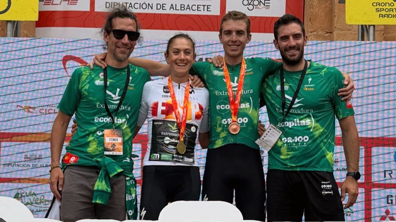 Integrantes del Extremadura-Ecopilas celebrando los éxitos.