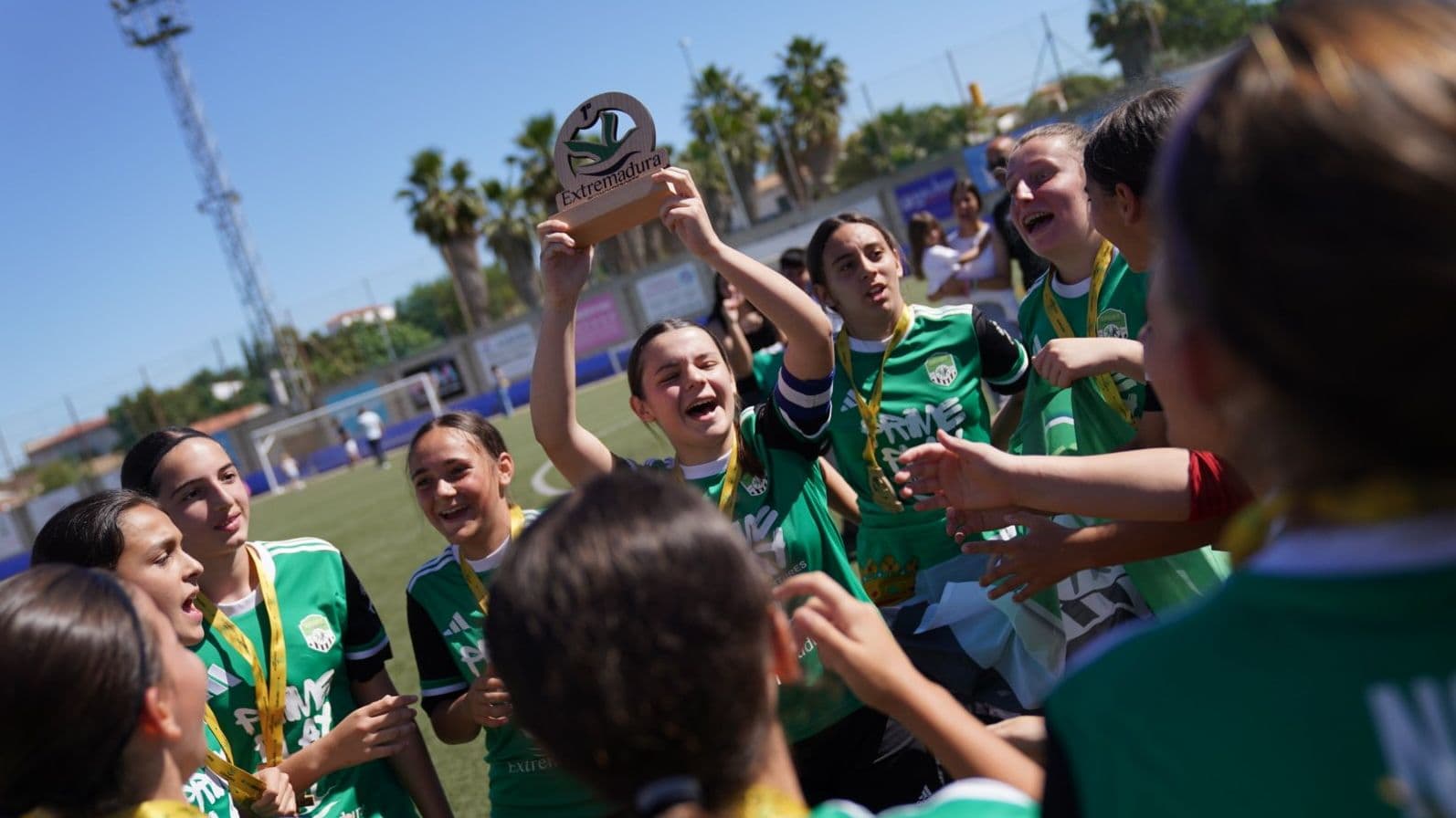 Jugadoras del SportExtremadura celebrando el Campeonato de Extremadura infantil femenino