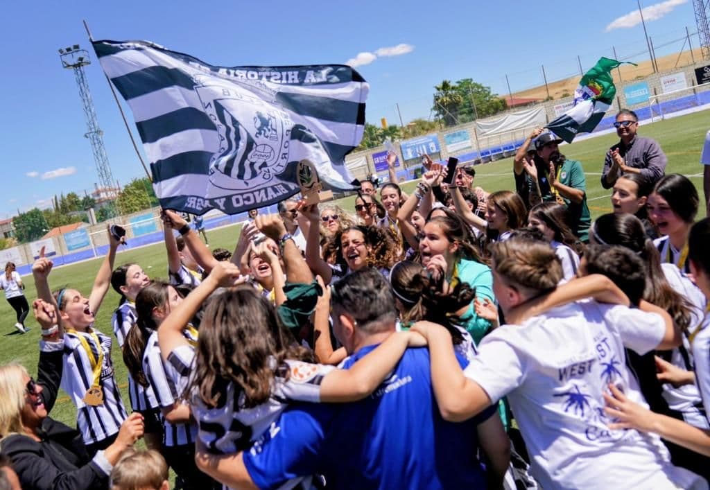 Jugadoras del Badajoz Femenino celebrando el Campeonato de Extremadura cadete