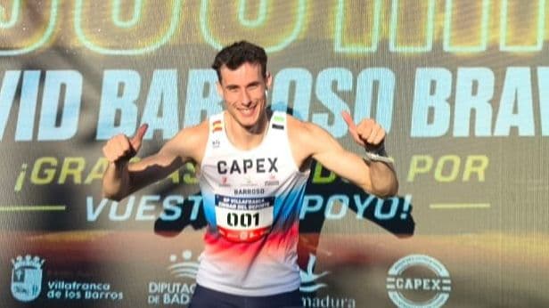 David Barroso celebra el récord de España absoluto de 500 metros en Villafranca de los Barros