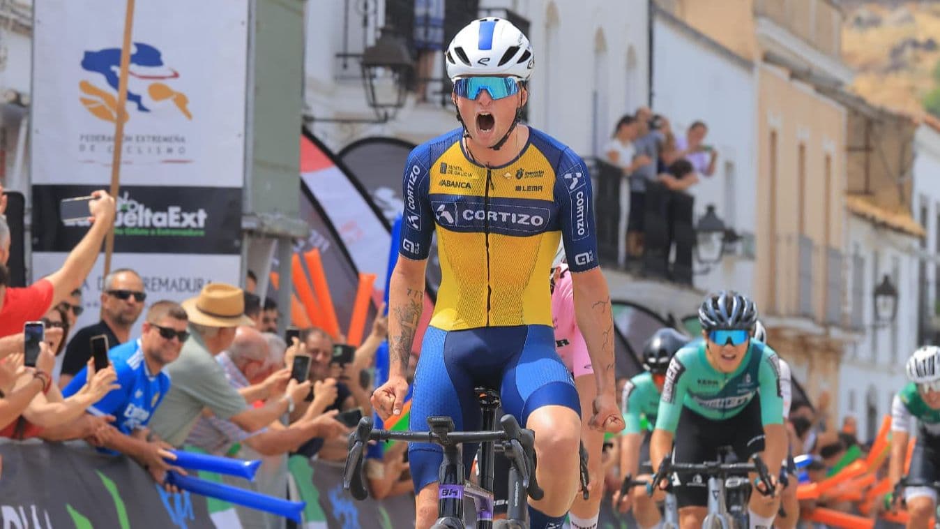 José María Pina golpea primero y se viste de líder en la Vuelta Ciclista a Extremadura