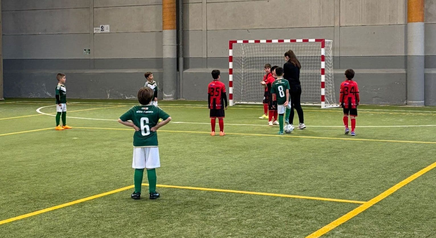 Partido de fútbol sala prebenjamín entre Vedruna Cáceres B y Cacereño A