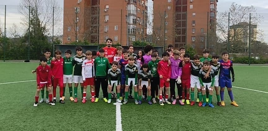 Jugadores del Cacereño y del Nuevo Cáceres en un duelo de fútbol 7 alevín en Cáceres