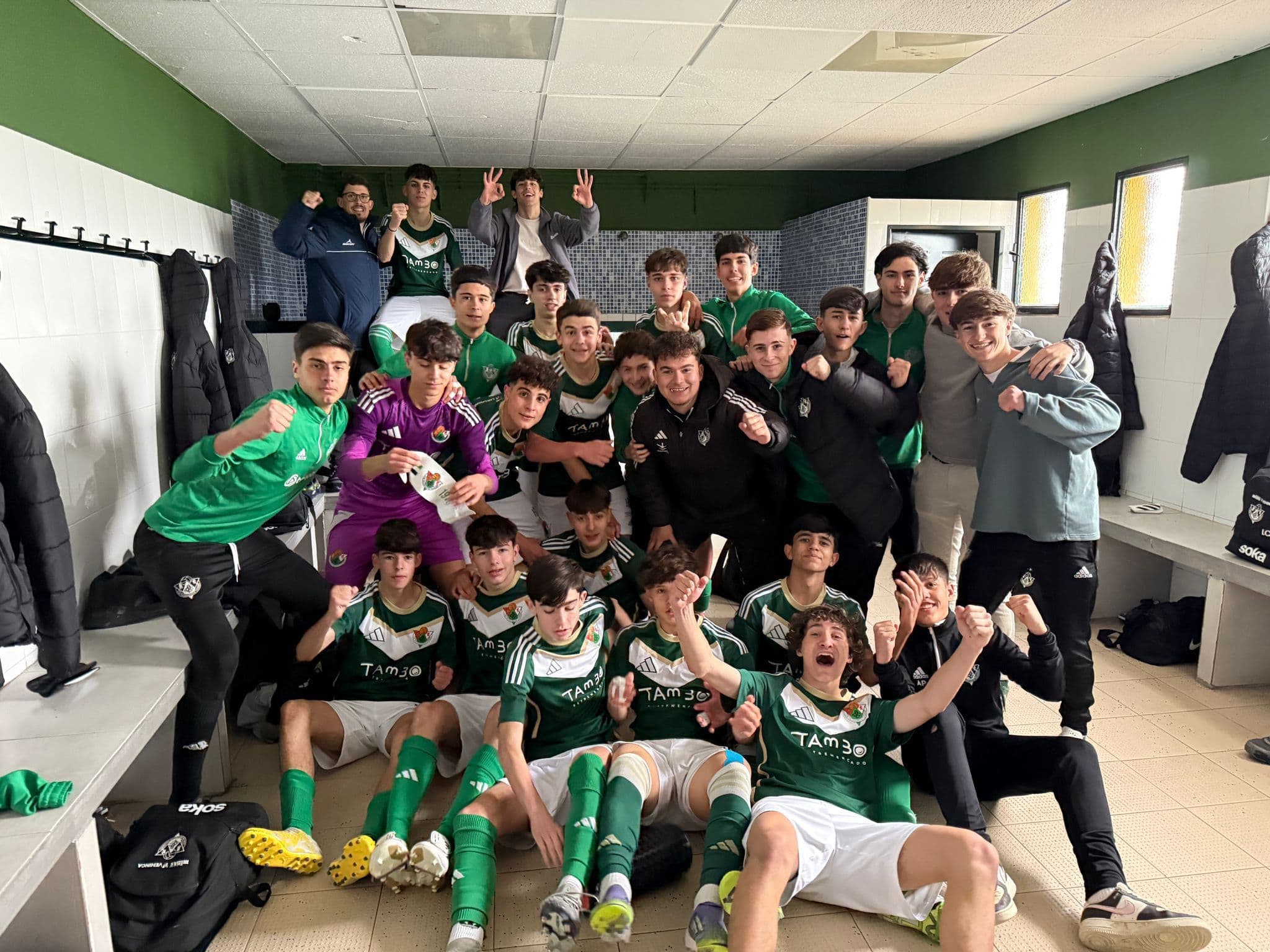 Jugadores del Cacereño celebran un gol ante La Cruz Villanovense en Cáceres