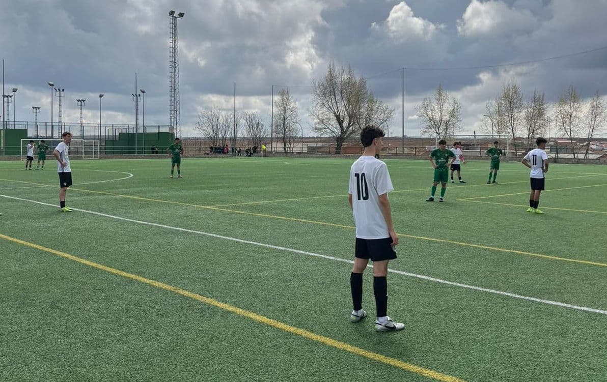 Partido entre Extremadura Fútbol Base y Cacereño Tambo B en categoría juvenil