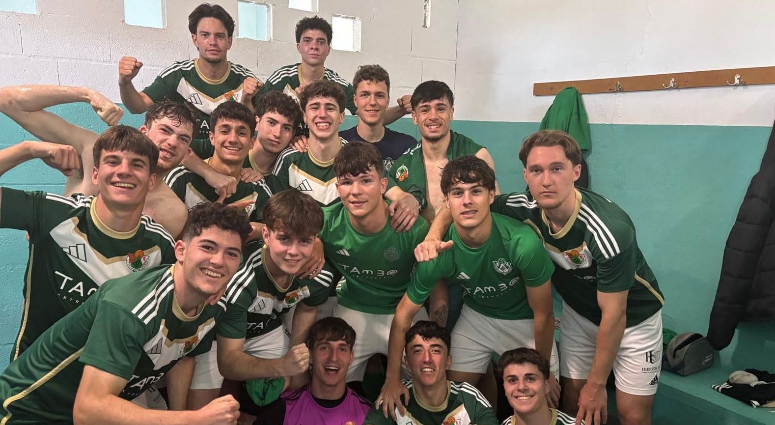 Partido entre Hispanolusa y Cacereño en la Liga Nacional Juvenil en Badajoz