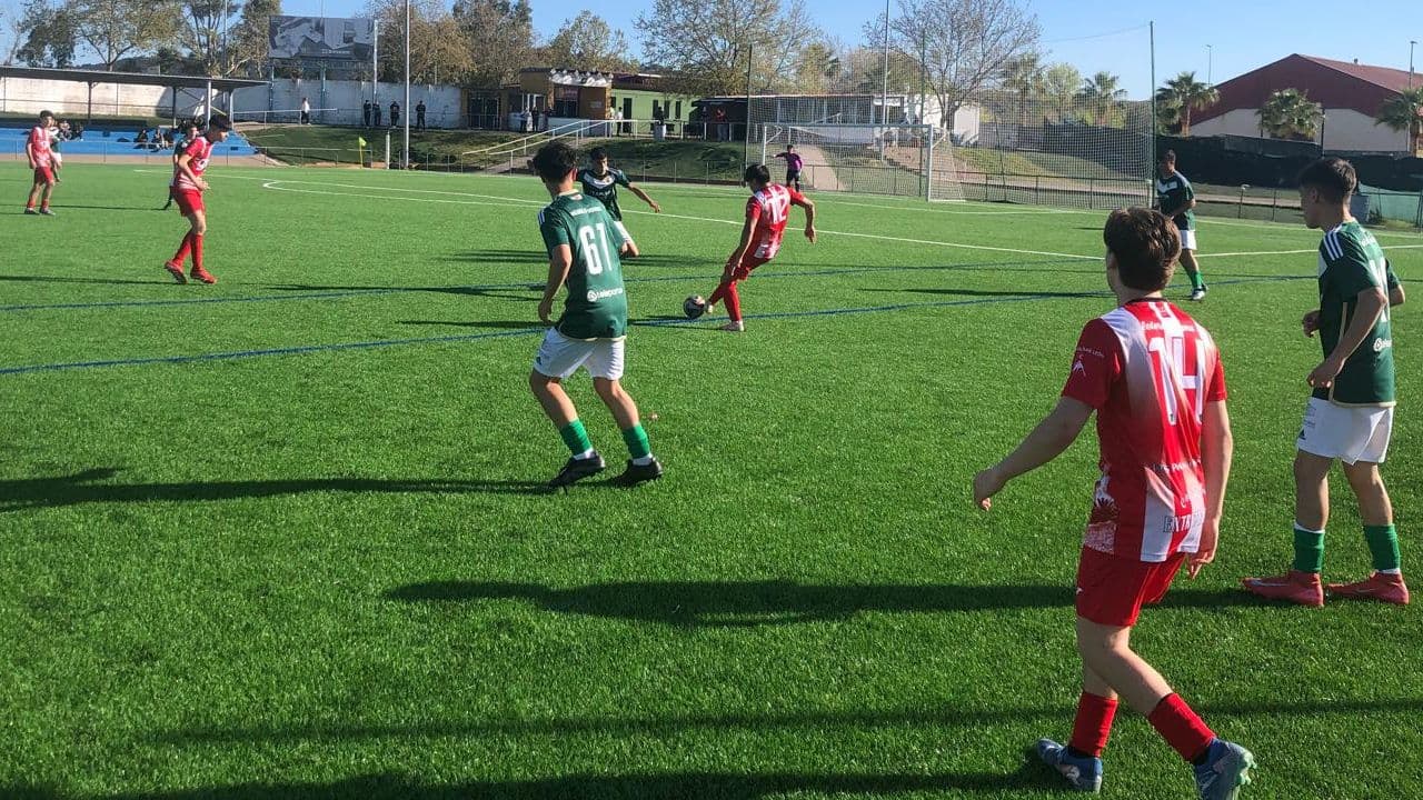 Encuentro juvenil de fútbol entre el Cacereño Tambo C y el Torreorgaz en Cáceres