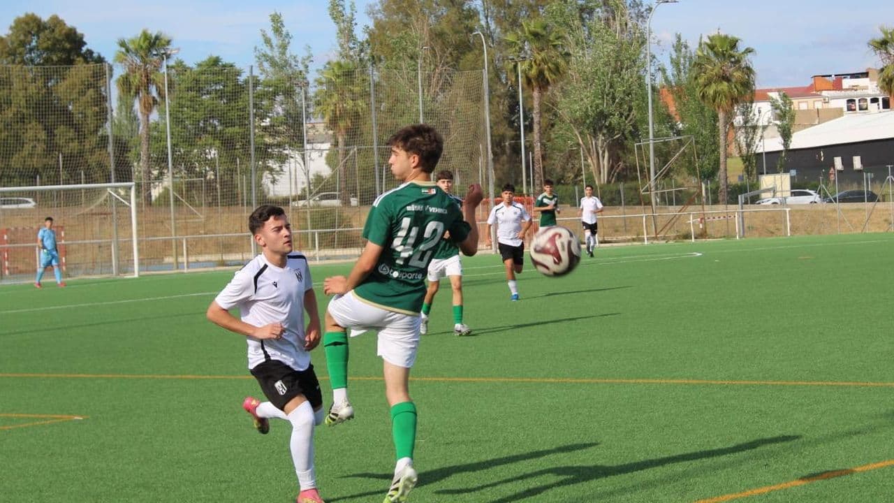 Jugadores del Cacereño B juvenil durante el partido ante el Mérida B
