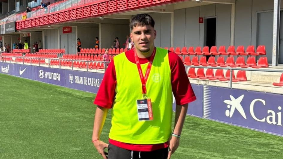 • Samuel Rodríguez trabaja acreditado en un estadio durante un encuentro de Primera Federación