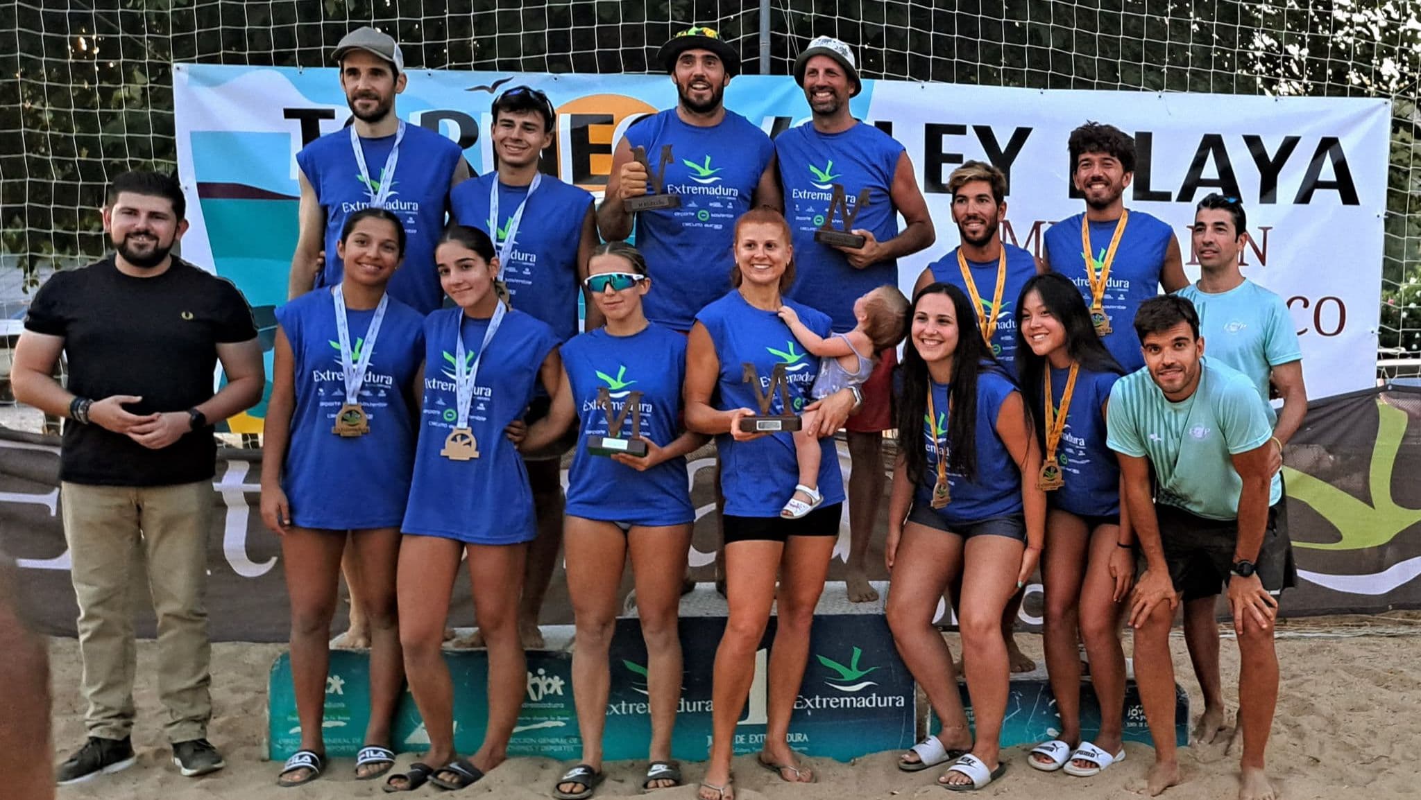 Jóvenes participantes durante la jornada de promoción del vóley playa en Medellín