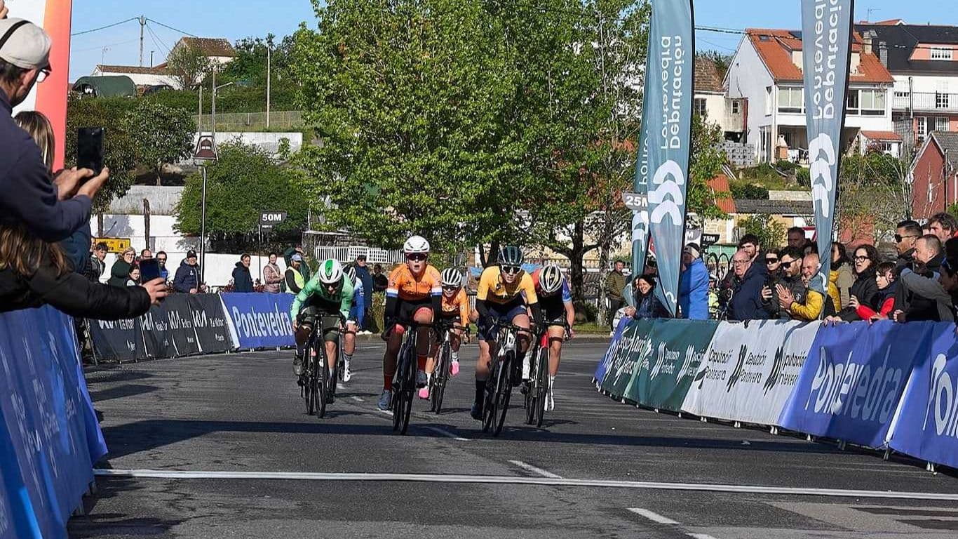 Ciclistas del Electromercantil GR100 compiten en una prueba de la Copa de España en Galicia