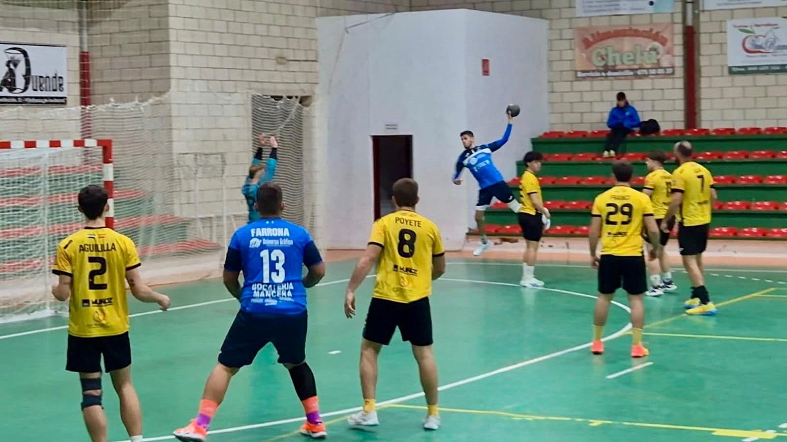 Acción de juego entre BM Villafranca y Ciudad de Villafranca en el Pabellón Extremadura