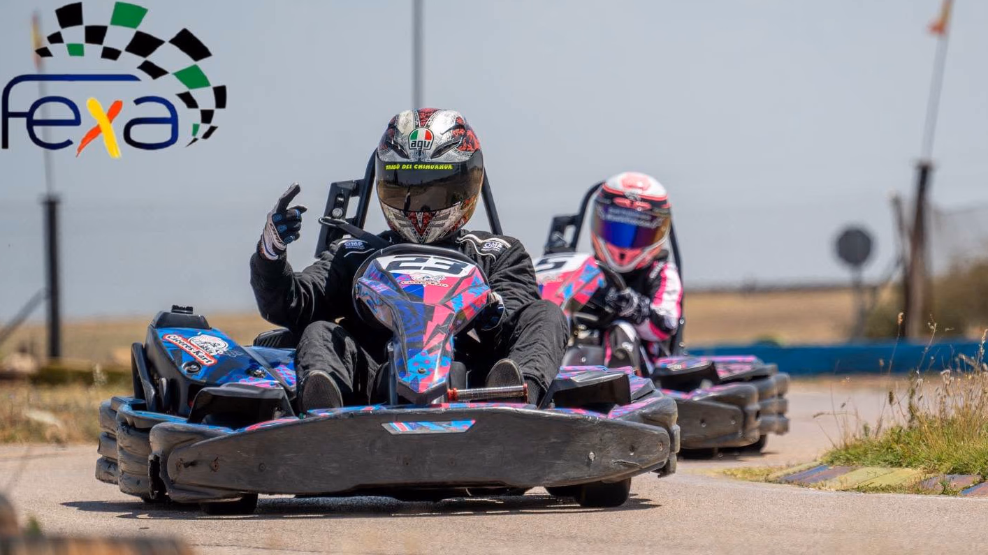Pilotos del Karting Series de Extremadura compitiendo en el Circuito de Cáceres