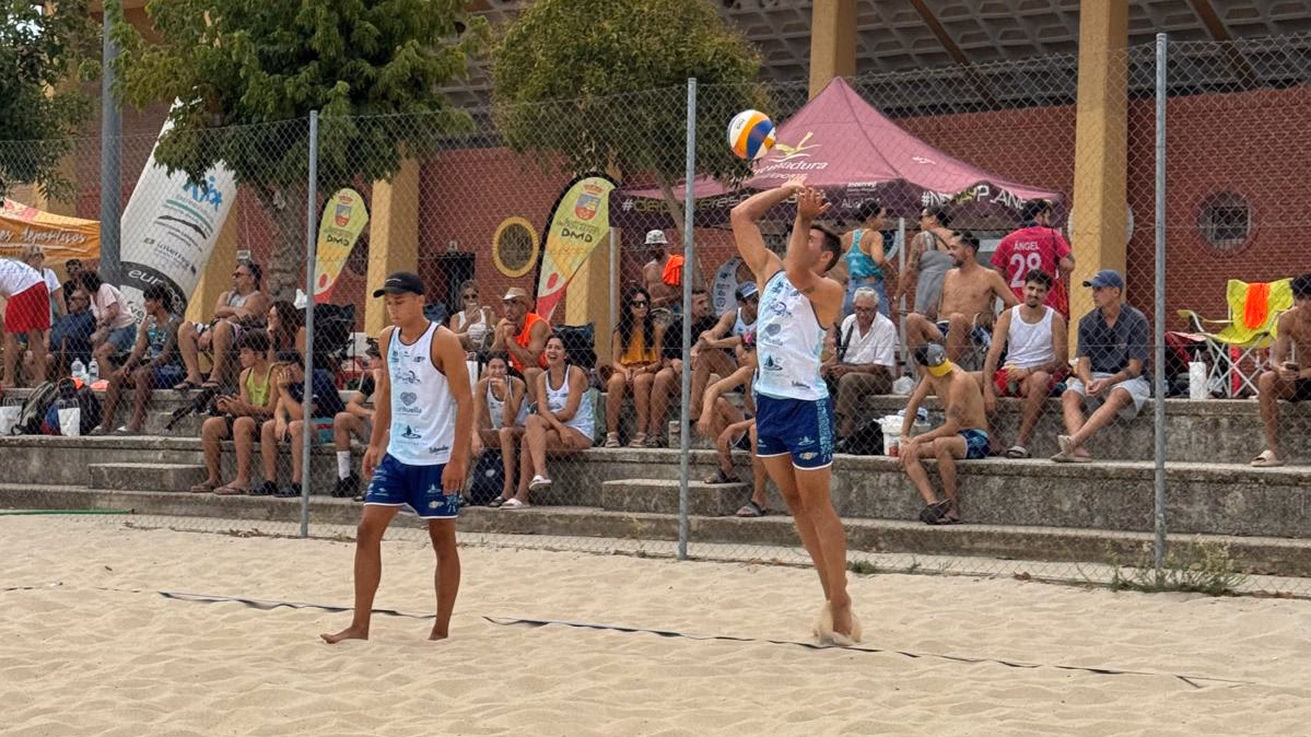 Hugo Sánchez y Jorge Andrade durante el Master Final de Vóley Playa de Don Benito