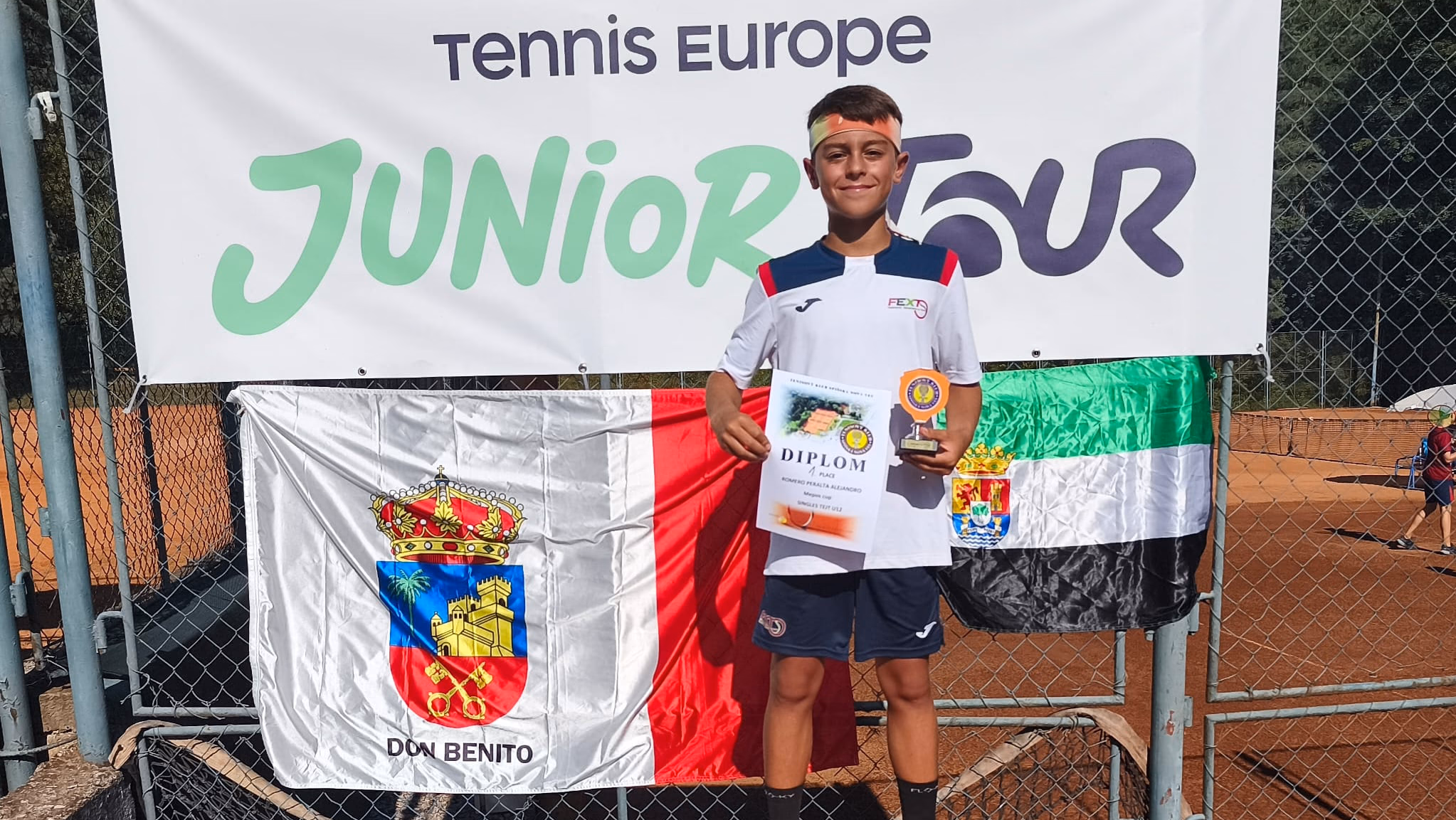 Álex Romero con el trofeo de campeón del Tennis Europe de Spisska Nova Ves