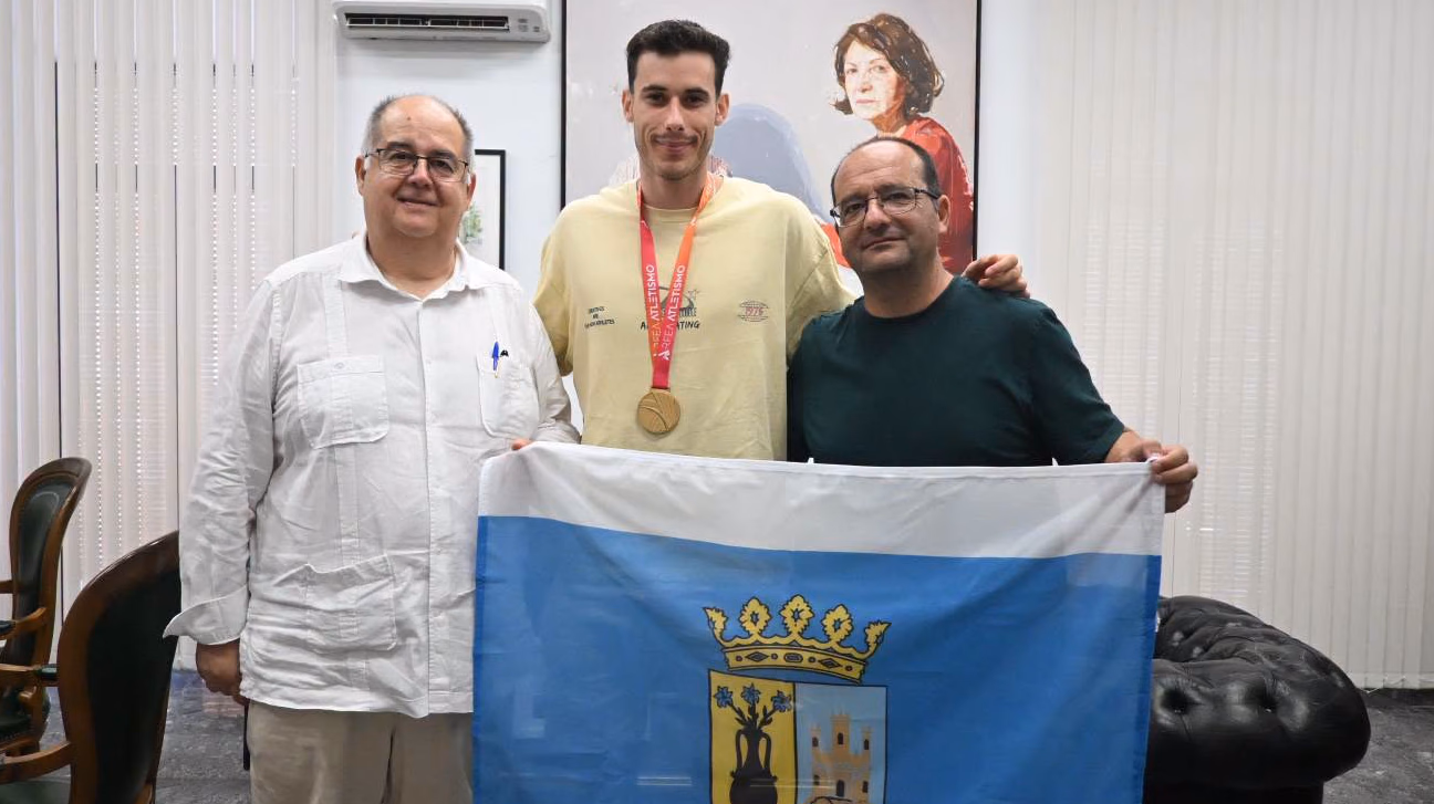 David Barroso junto al alcalde de Zafra Juan Carlos Fernández y el concejal Javier Domingo Jaramillo
