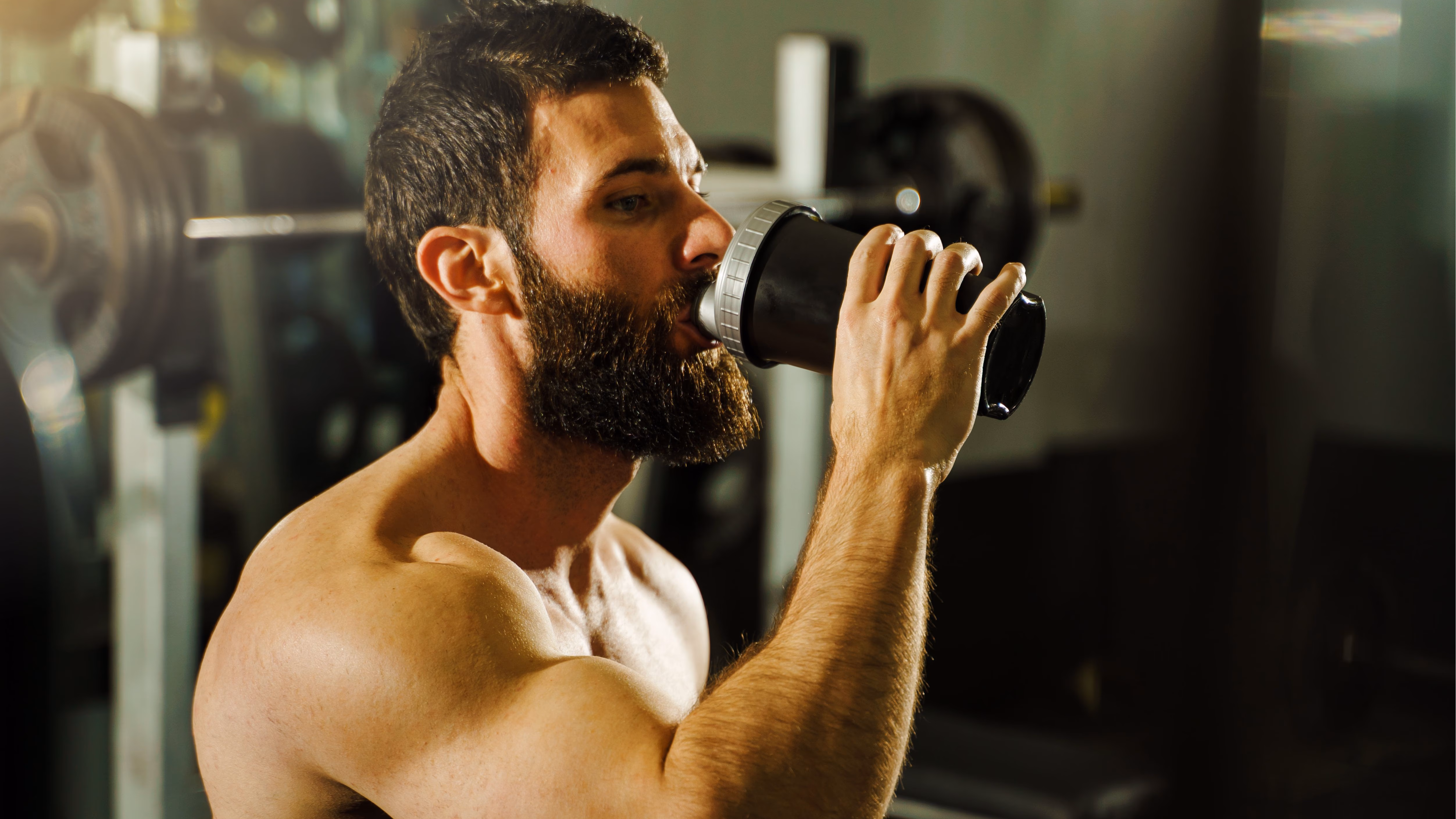 Foto de recurso de un hombre hidratándose en un gimnasio.