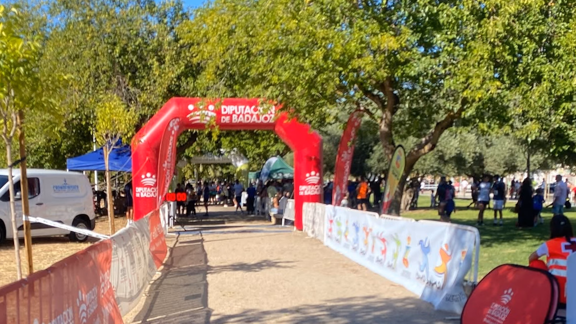 Atletas compitiendo en una carrera popular en Don Benito