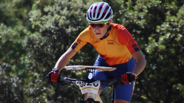 Nerea García compitiendo con España en una prueba de orientación en bicicleta de montaña
