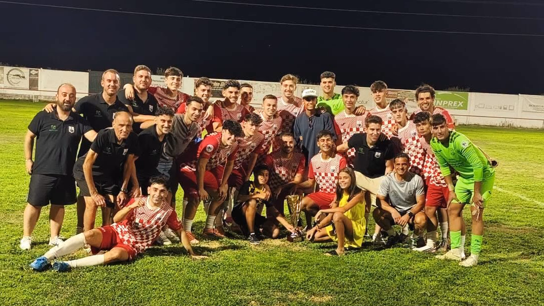 Jugadores del CP Gran Maestre celebrando el Trofeo Ciudad de Fuente del Maestre