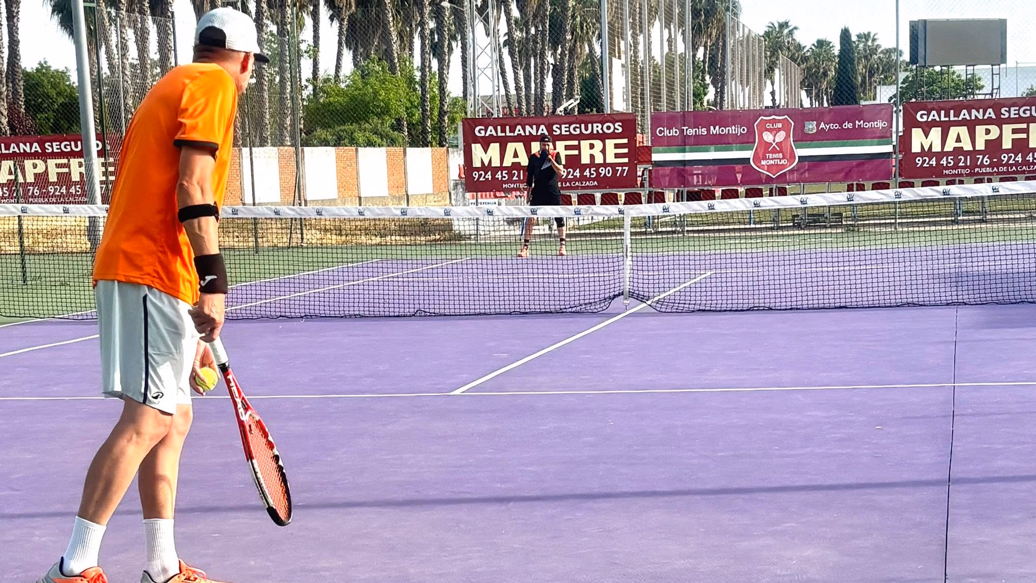Jugadores del Club Tenis Montijo durante una jornada de competición
