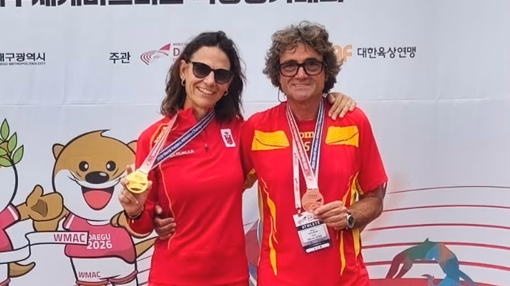 Isabel Espel y Albert Casals con las medallas del Mundial Máster de Daegu 2026