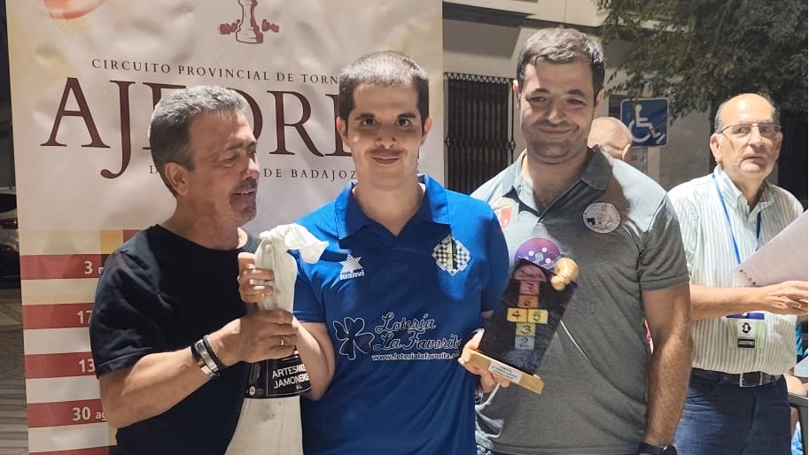 David Castellanos recibiendo el premio de vencedor