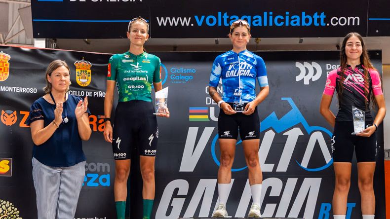 María Reyes Murillo en el podio final de la Volta Galicia BTT