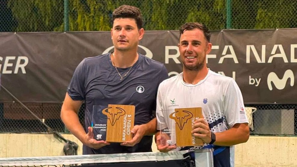 Alberto Barroso y David Vega con el trofeo de campeones del Rafa Nadal Open