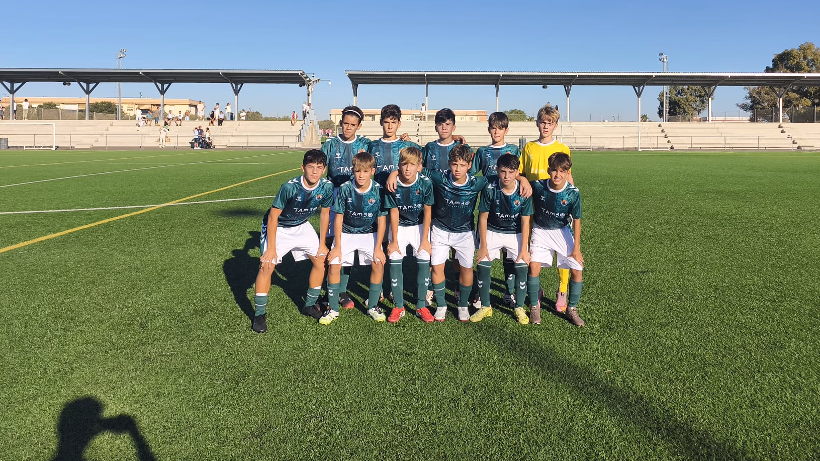 Equipo infantil del Cacereño tras su primera victoria de la temporada