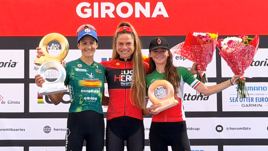 Natalia Fischer en el podio de la HERO UCI Marathon World Cup en Girona