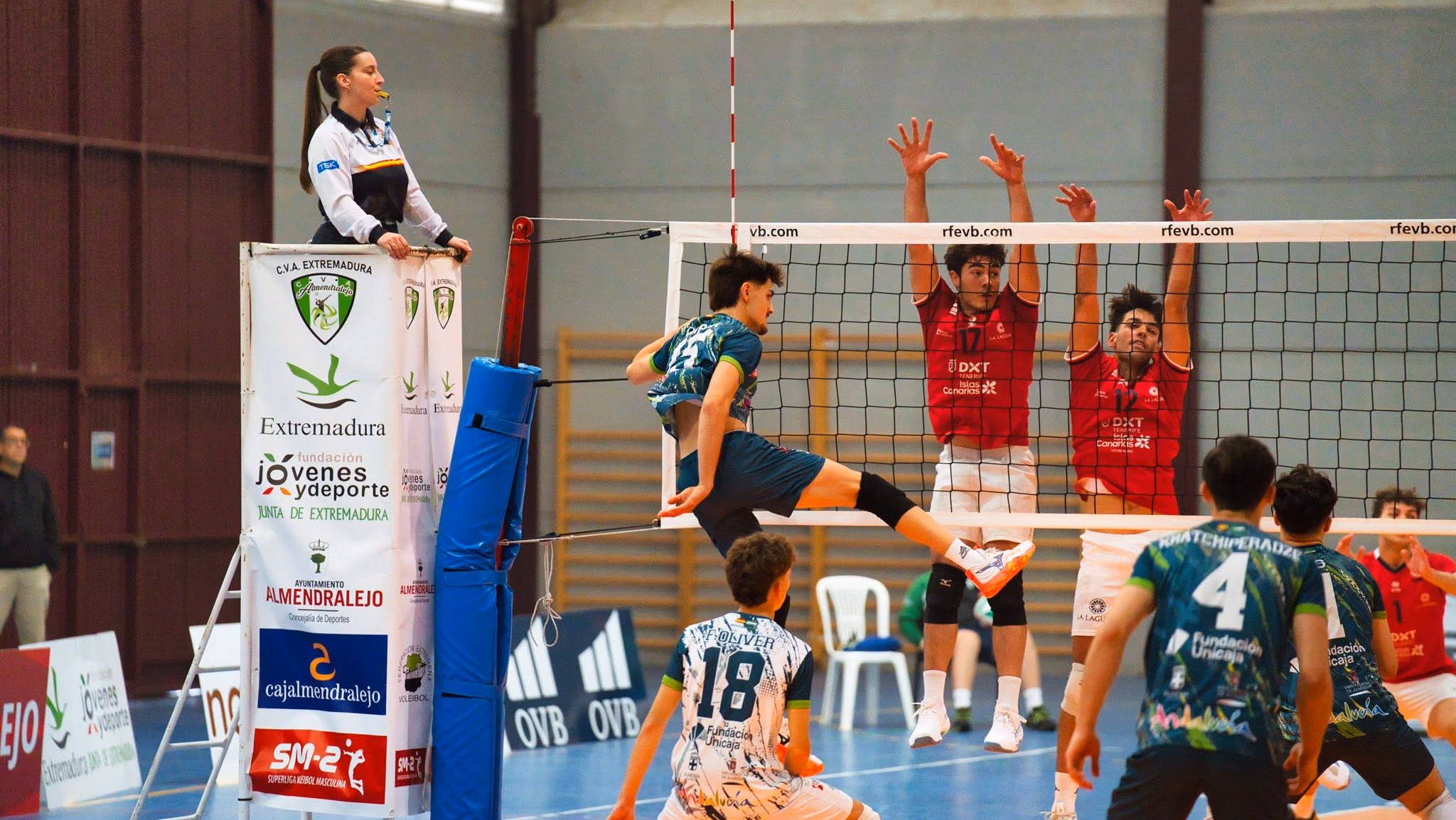 Partidos del Torneo Élite masculino y femenino de voleibol en Miajadas