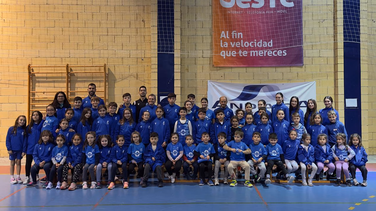 Escuela de Atletismo de Torrejoncillo durante una sesión de entrenamiento