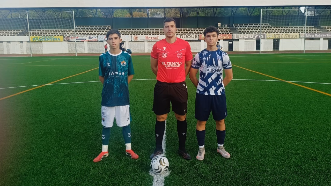 Capitanes de Cacereño y Nuevo Plasencia junto al árbitro del partido.