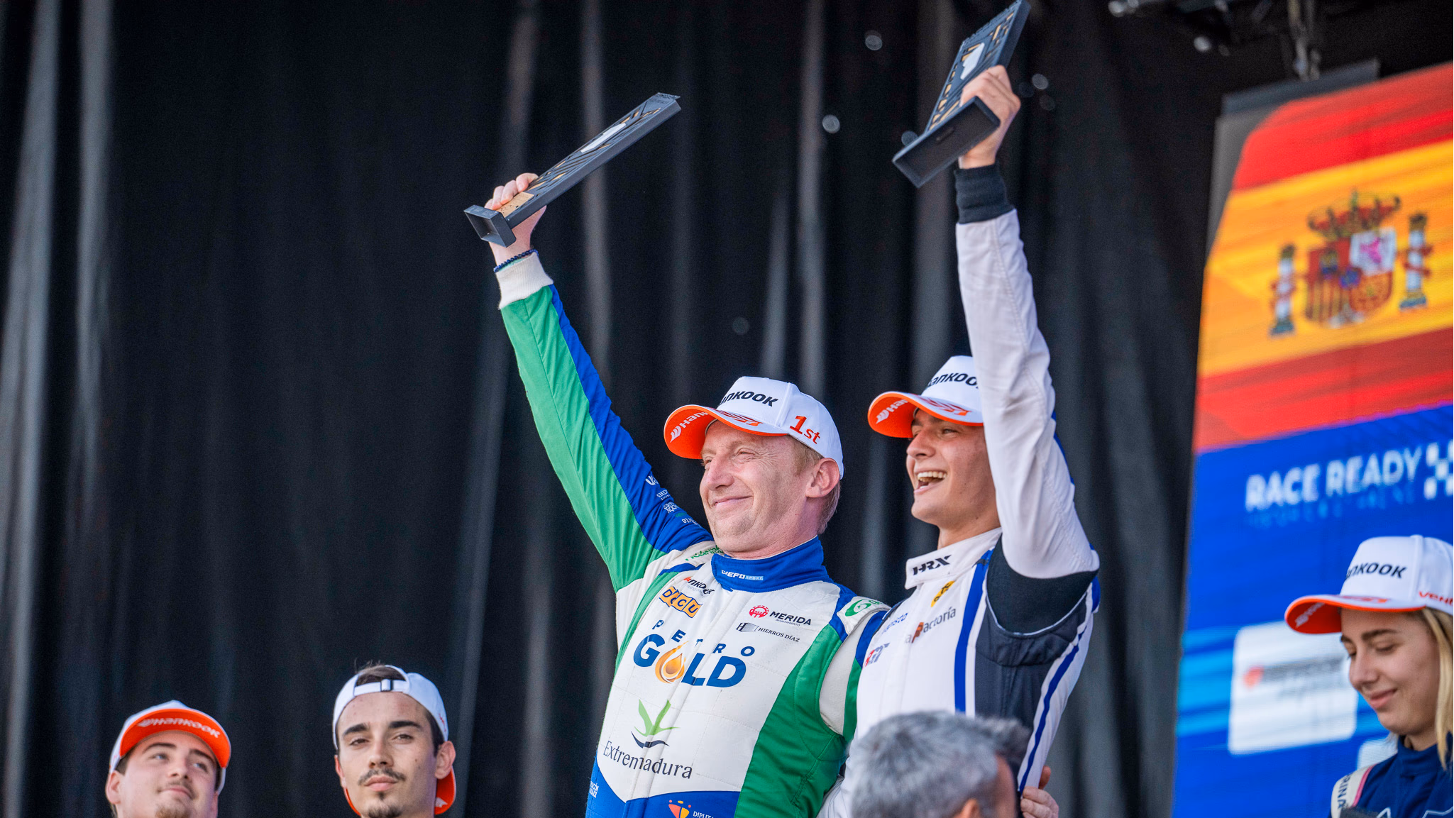 Ángel Santos y Alejandro Iribas celebrando la victoria en Supercars España